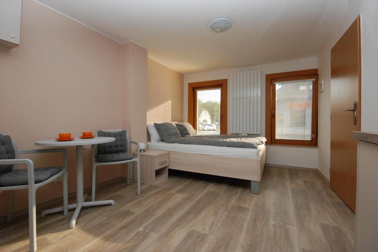 Apartman Mh Břeclav Buitenkant foto